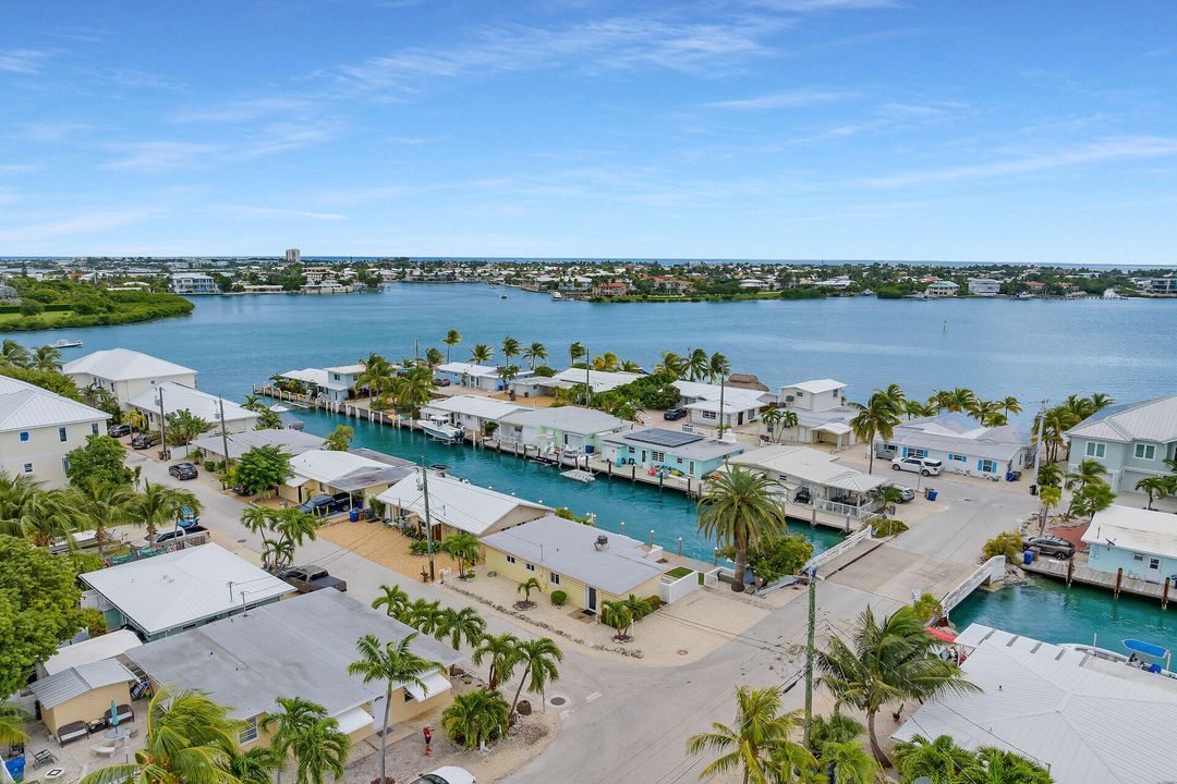 For Sale: $960,000 (2 beds, 2 baths, 900 Square Feet)