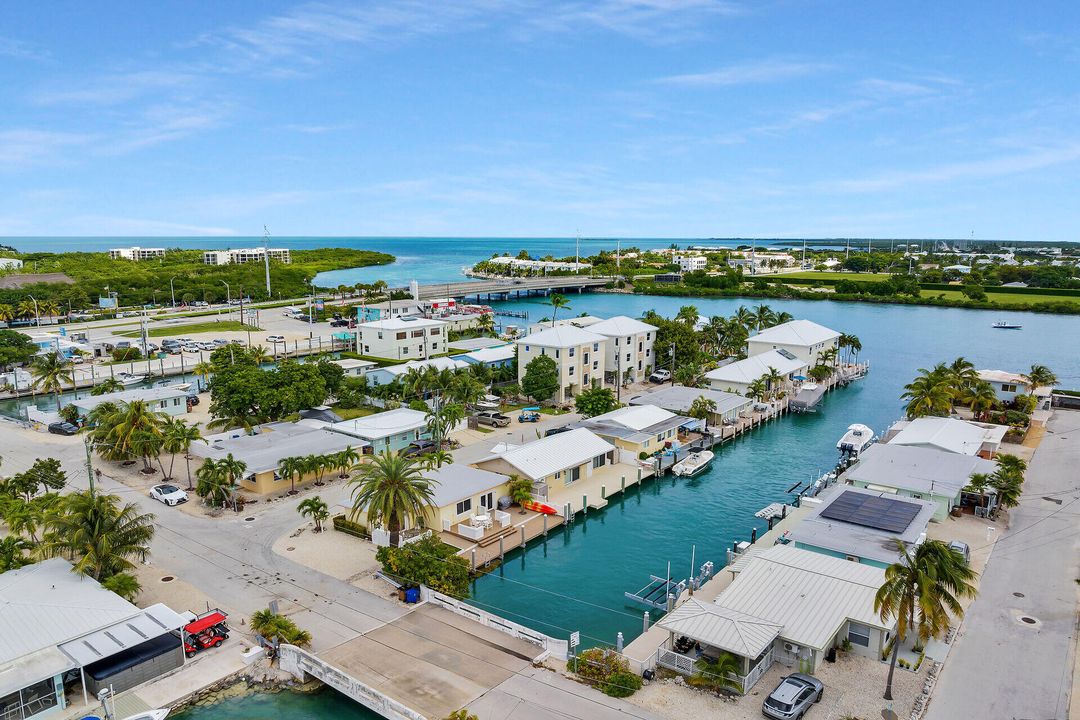 For Sale: $960,000 (2 beds, 2 baths, 900 Square Feet)