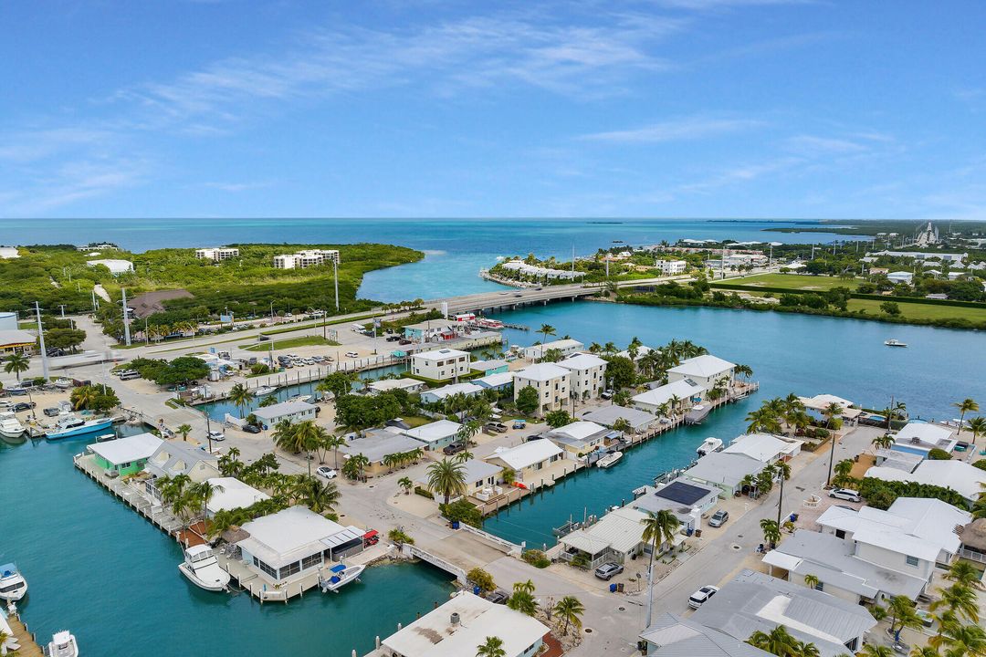 For Sale: $960,000 (2 beds, 2 baths, 900 Square Feet)