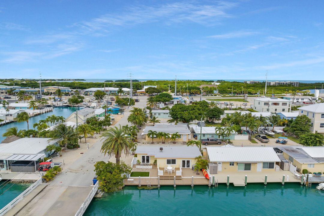 For Sale: $960,000 (2 beds, 2 baths, 900 Square Feet)