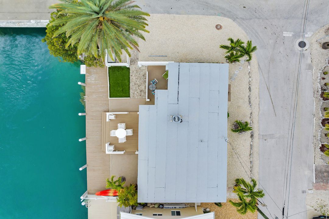 For Sale: $960,000 (2 beds, 2 baths, 900 Square Feet)