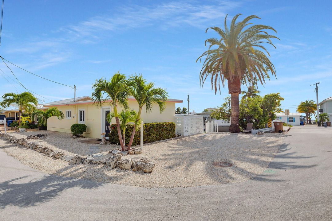 For Sale: $960,000 (2 beds, 2 baths, 900 Square Feet)