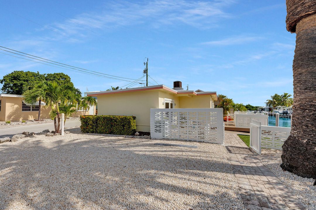 For Sale: $960,000 (2 beds, 2 baths, 900 Square Feet)