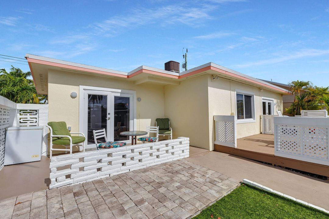 For Sale: $960,000 (2 beds, 2 baths, 900 Square Feet)