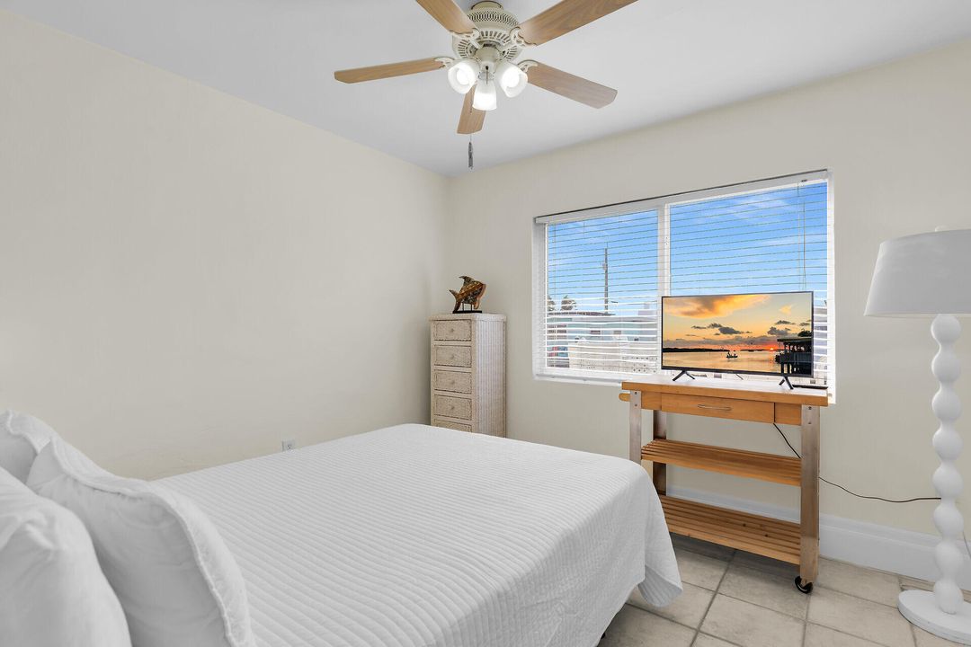 For Sale: $960,000 (2 beds, 2 baths, 900 Square Feet)