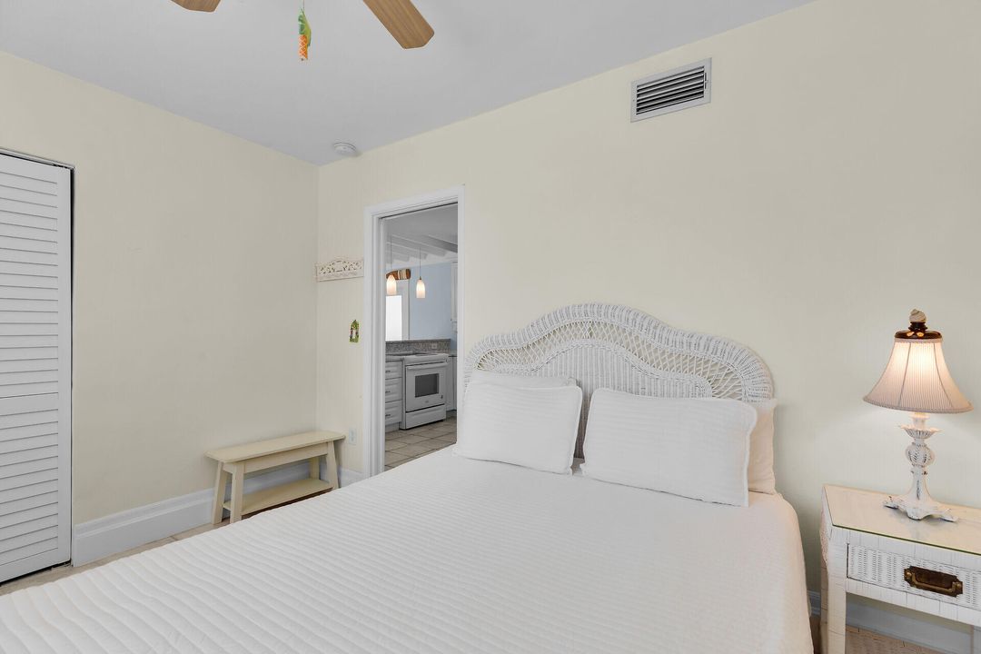 For Sale: $960,000 (2 beds, 2 baths, 900 Square Feet)