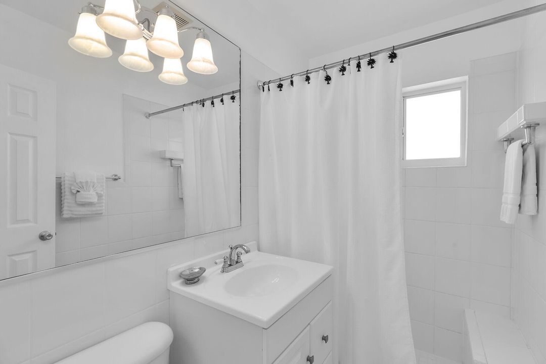 For Sale: $960,000 (2 beds, 2 baths, 900 Square Feet)