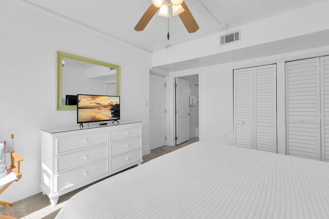 For Sale: $960,000 (2 beds, 2 baths, 900 Square Feet)