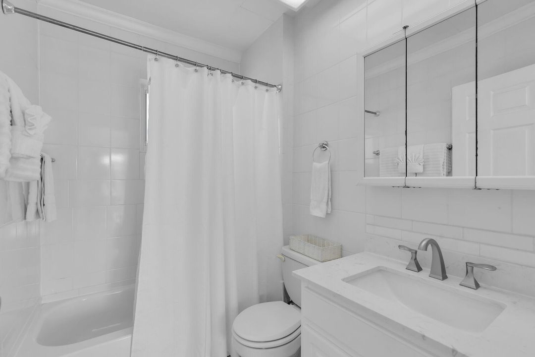 For Sale: $960,000 (2 beds, 2 baths, 900 Square Feet)