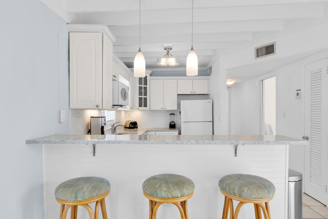 For Sale: $960,000 (2 beds, 2 baths, 900 Square Feet)