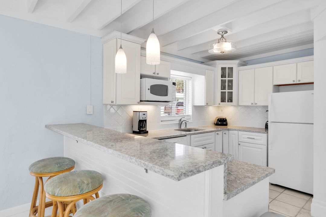 For Sale: $960,000 (2 beds, 2 baths, 900 Square Feet)