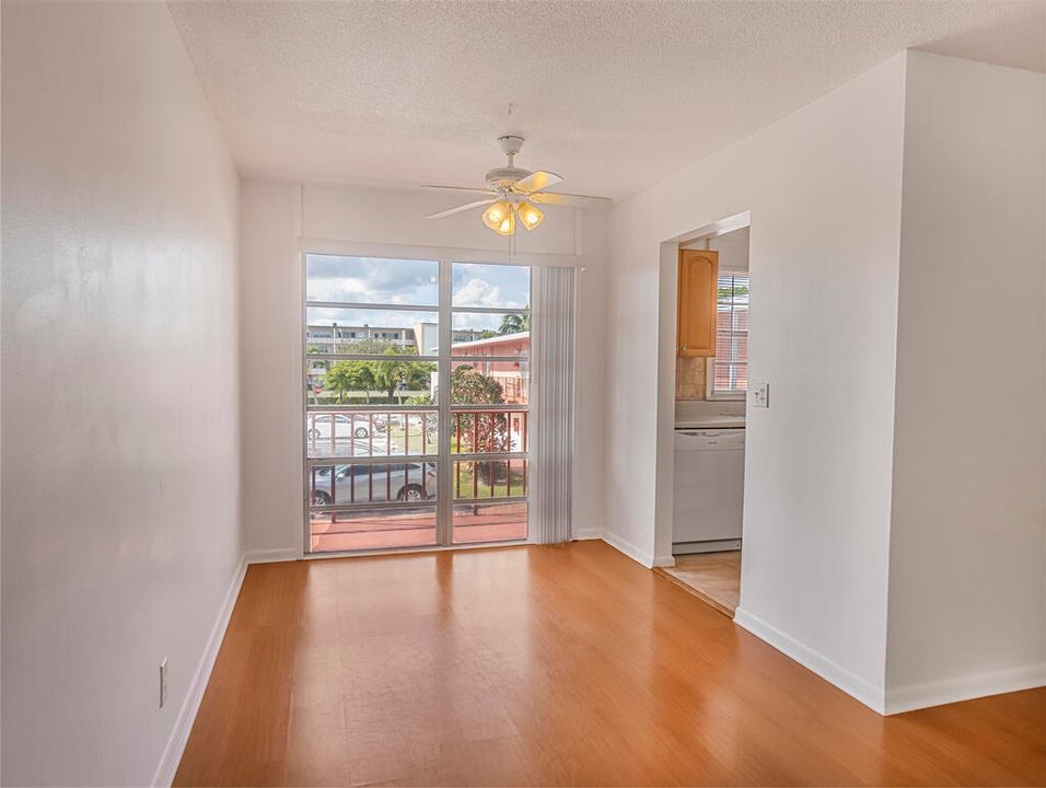 待售: $113,500 (2 贝兹, 2 浴室, 888 平方英尺)