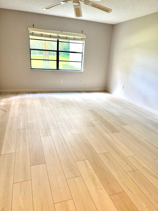 Active With Contract: $205,000 (2 beds, 2 baths, 1216 Square Feet)