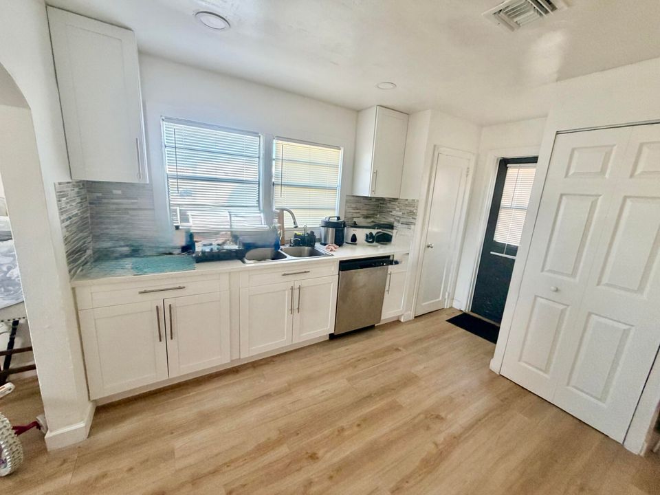 待售: $699,000 (0 贝兹, 0 浴室, 2012 平方英尺)