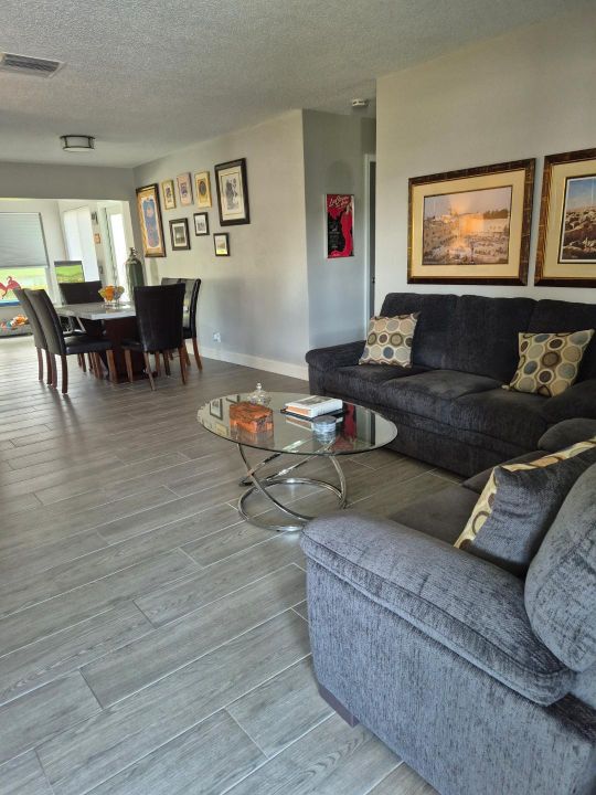 For Sale: $379,999 (2 beds, 2 baths, 1318 Square Feet)