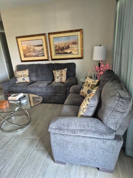 For Sale: $379,999 (2 beds, 2 baths, 1318 Square Feet)