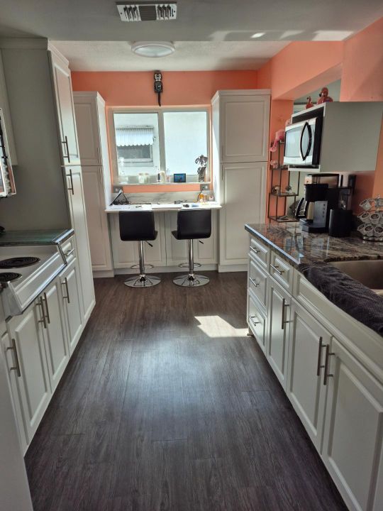 For Sale: $379,999 (2 beds, 2 baths, 1318 Square Feet)