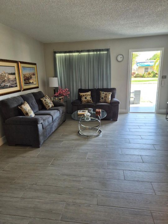 For Sale: $379,999 (2 beds, 2 baths, 1318 Square Feet)