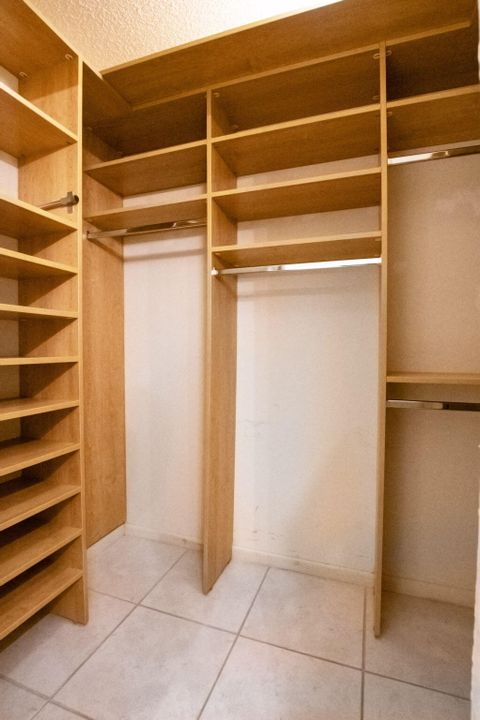 Active With Contract: $205,000 (2 beds, 2 baths, 1216 Square Feet)