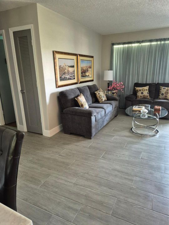 For Sale: $379,999 (2 beds, 2 baths, 1318 Square Feet)