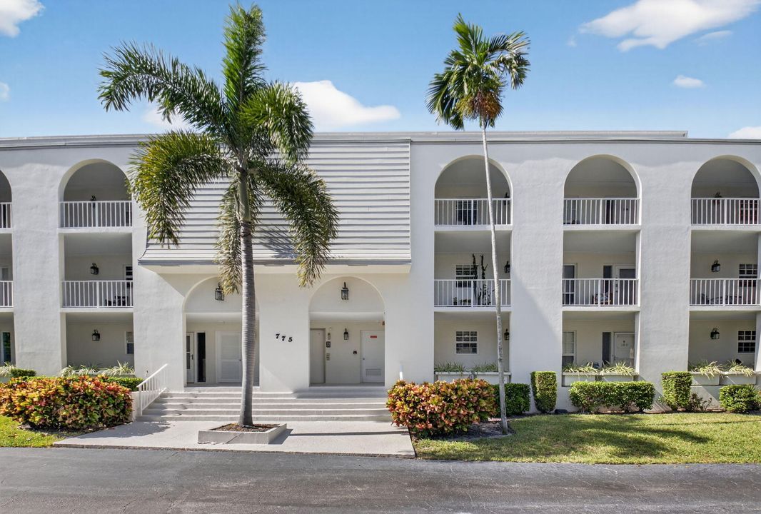 Active With Contract: $450,000 (1 beds, 1 baths, 776 Square Feet)