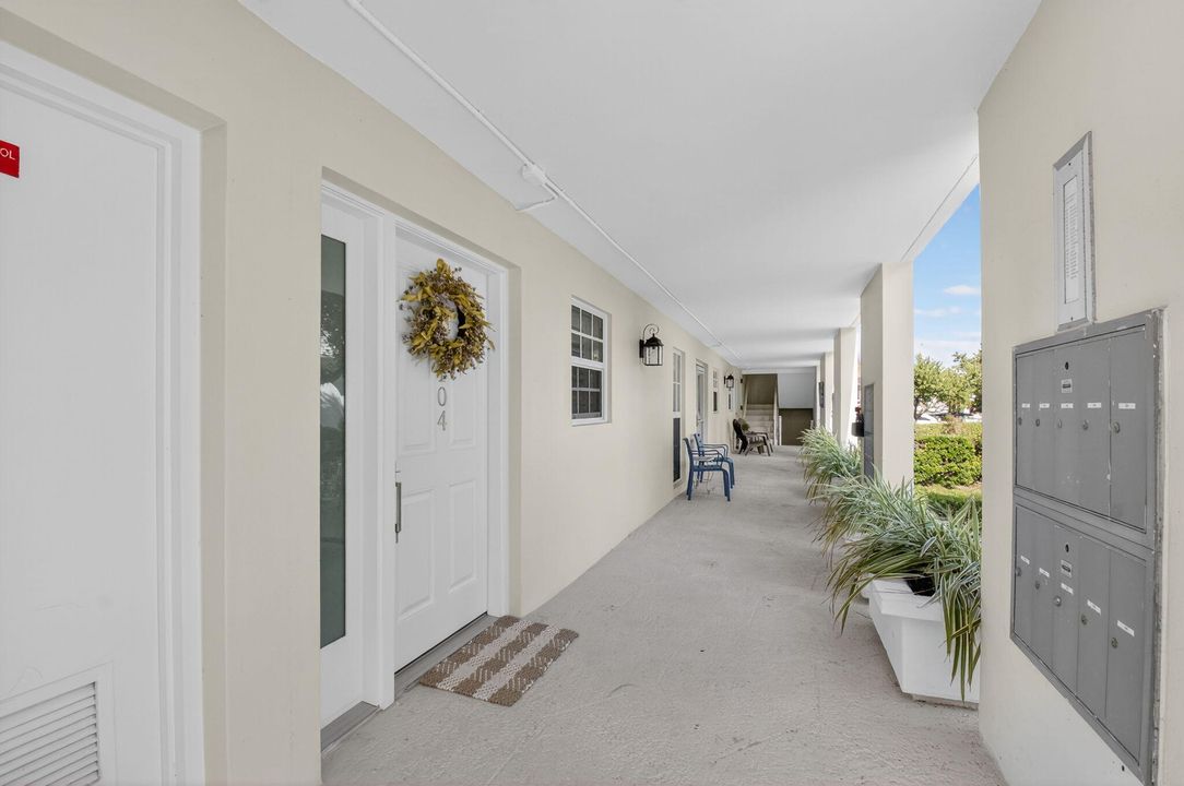 Active With Contract: $450,000 (1 beds, 1 baths, 776 Square Feet)