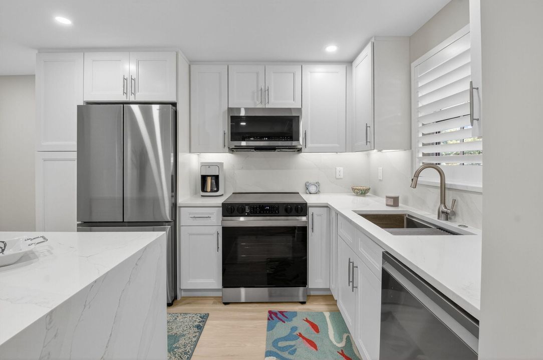 Active With Contract: $450,000 (1 beds, 1 baths, 776 Square Feet)