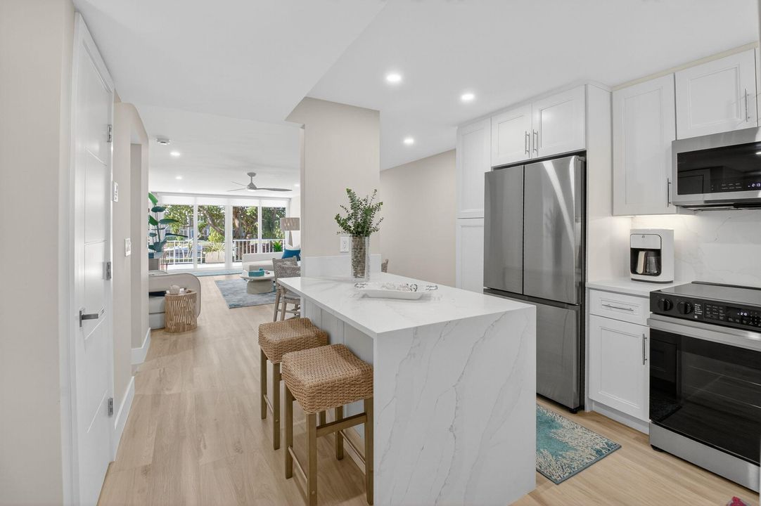 Active With Contract: $450,000 (1 beds, 1 baths, 776 Square Feet)