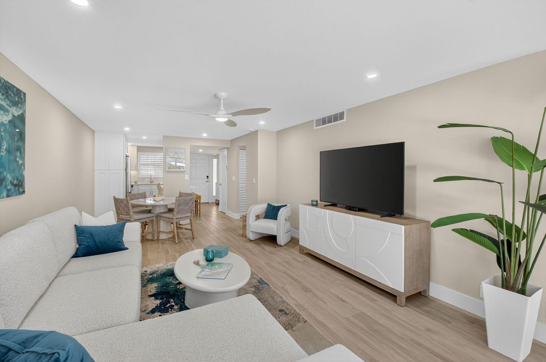 Active With Contract: $450,000 (1 beds, 1 baths, 776 Square Feet)