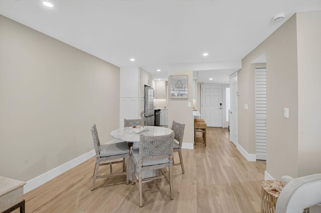 Active With Contract: $450,000 (1 beds, 1 baths, 776 Square Feet)