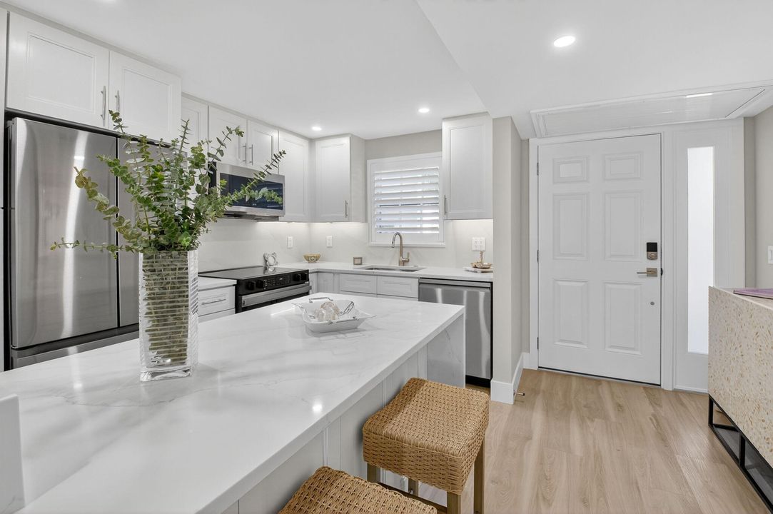 Active With Contract: $450,000 (1 beds, 1 baths, 776 Square Feet)