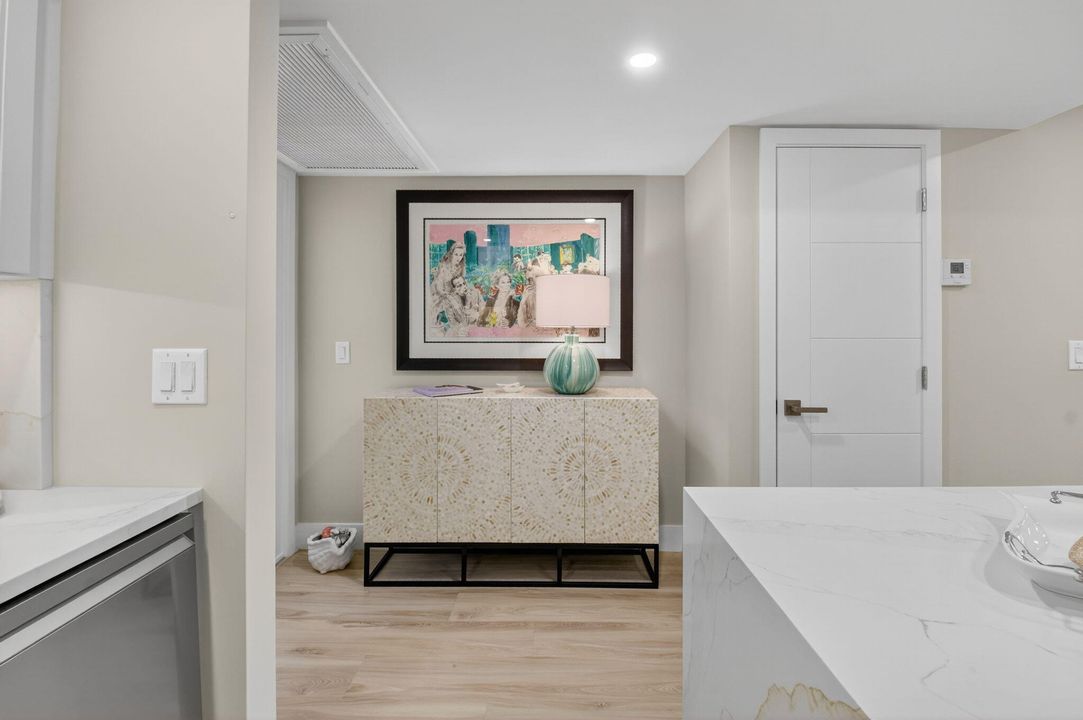 Active With Contract: $450,000 (1 beds, 1 baths, 776 Square Feet)