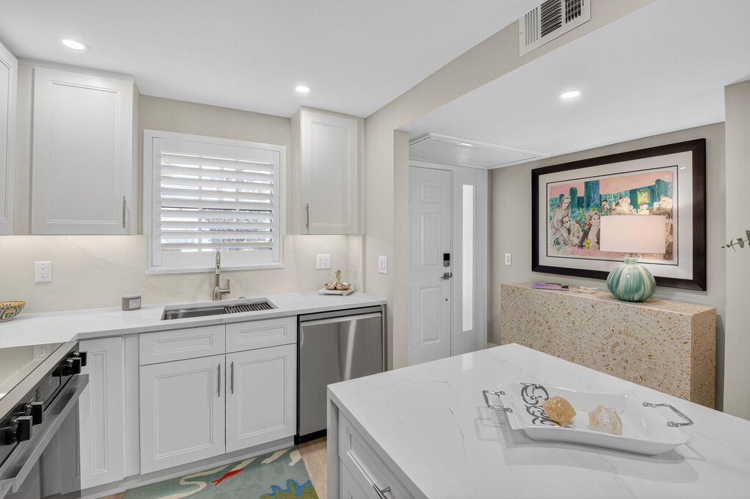 Active With Contract: $450,000 (1 beds, 1 baths, 776 Square Feet)