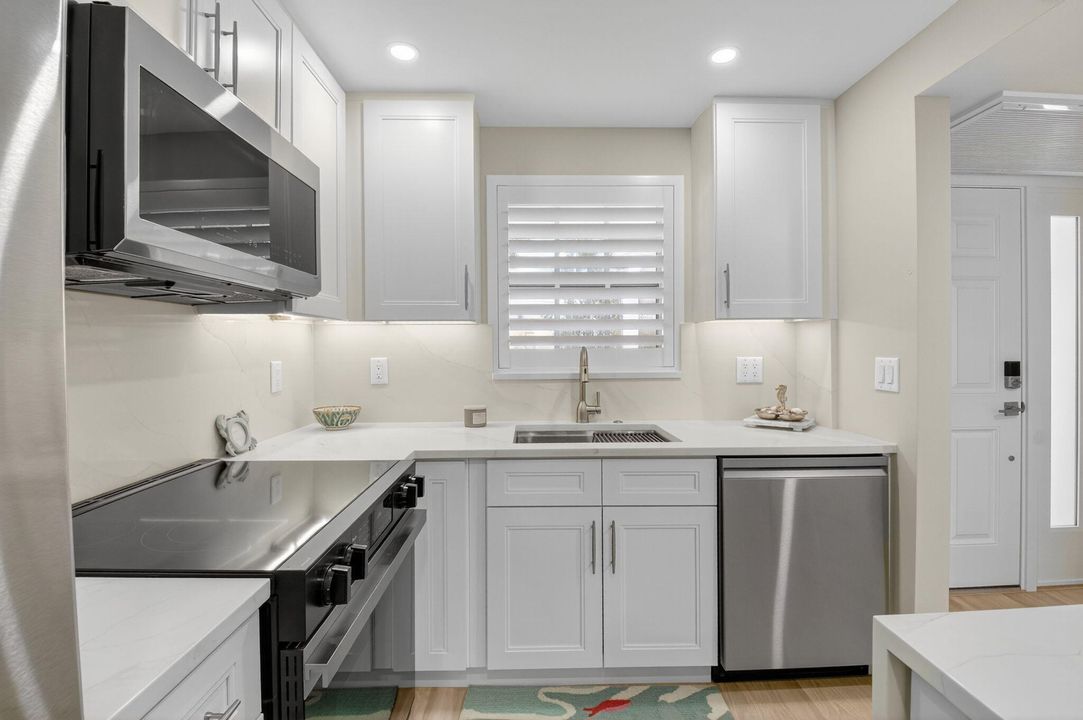 Active With Contract: $450,000 (1 beds, 1 baths, 776 Square Feet)