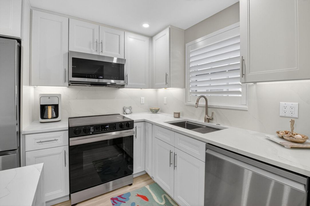 Active With Contract: $450,000 (1 beds, 1 baths, 776 Square Feet)