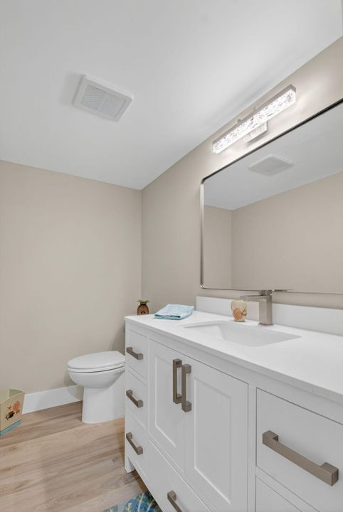 Active With Contract: $450,000 (1 beds, 1 baths, 776 Square Feet)