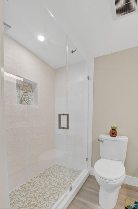 Active With Contract: $450,000 (1 beds, 1 baths, 776 Square Feet)