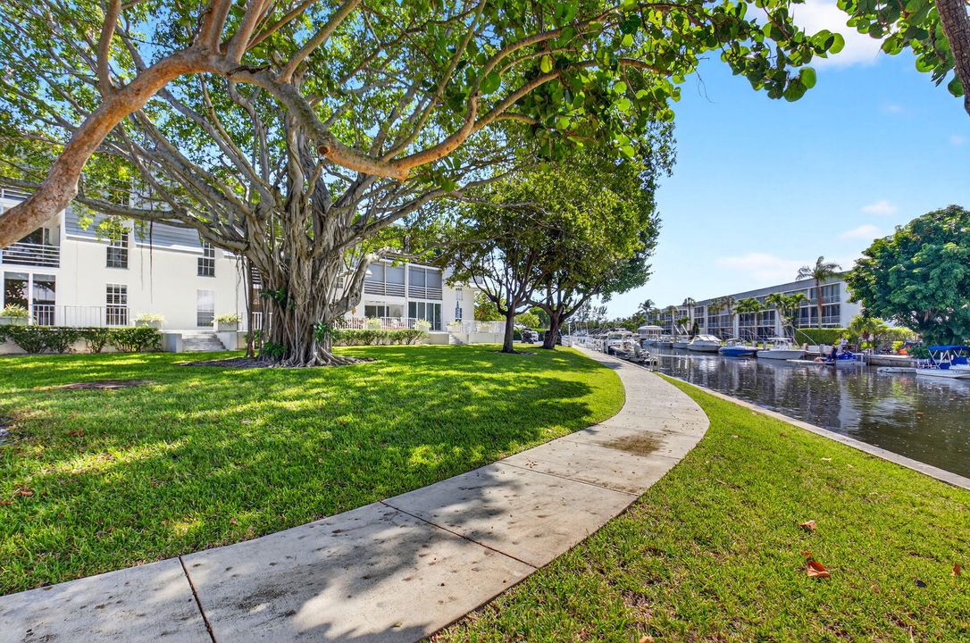 Active With Contract: $450,000 (1 beds, 1 baths, 776 Square Feet)