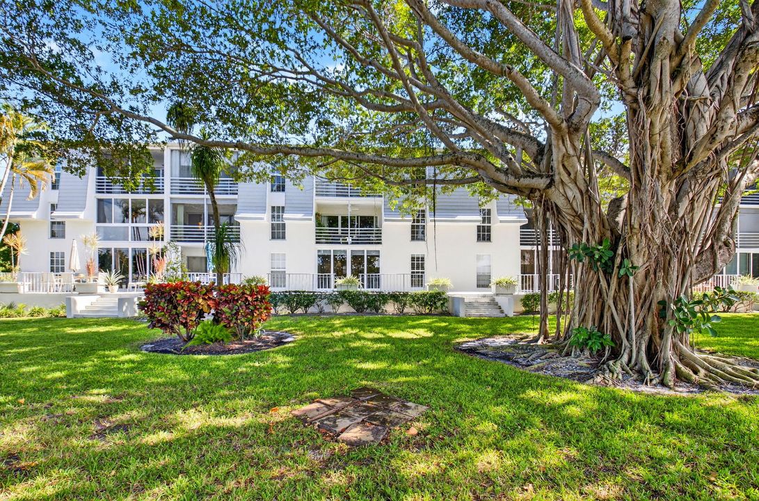 Active With Contract: $450,000 (1 beds, 1 baths, 776 Square Feet)