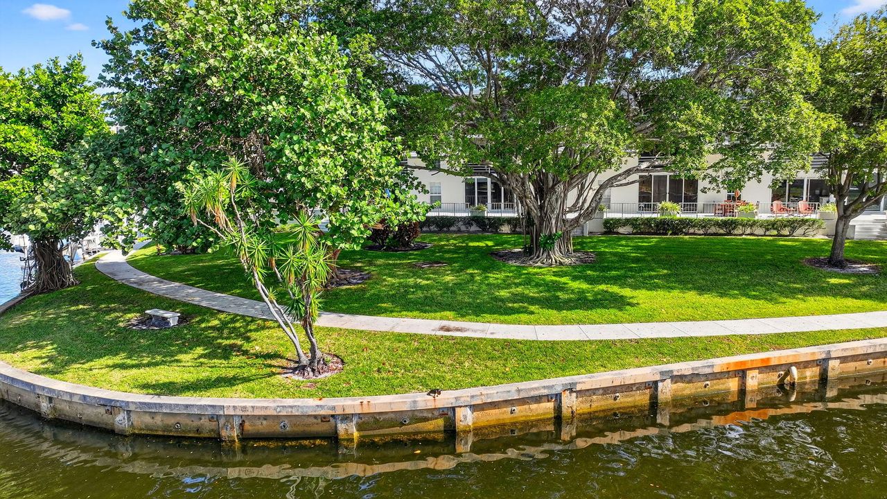 Active With Contract: $450,000 (1 beds, 1 baths, 776 Square Feet)