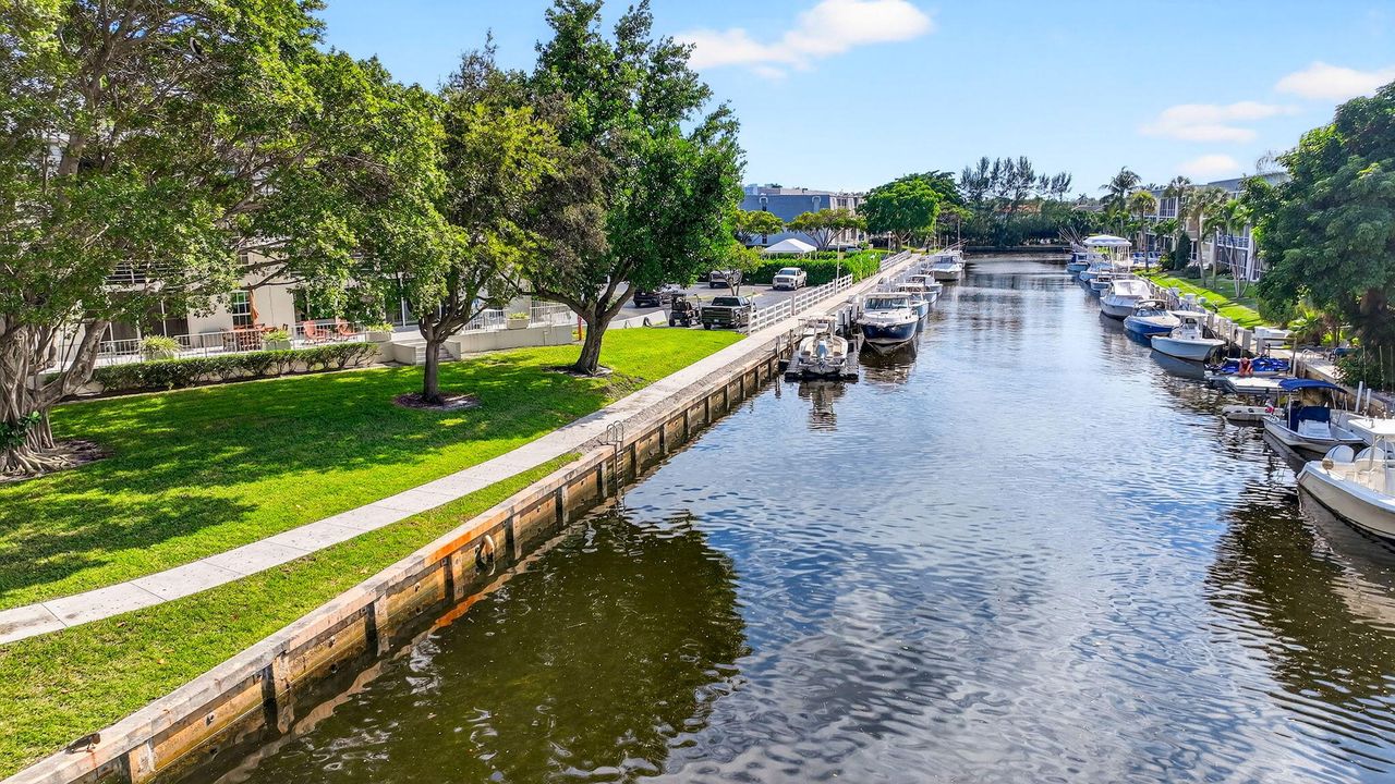 Active With Contract: $450,000 (1 beds, 1 baths, 776 Square Feet)