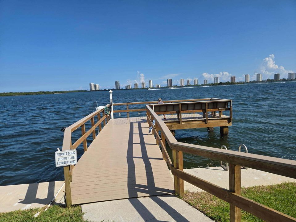 Active With Contract: $2,700 (2 beds, 2 baths, 944 Square Feet)