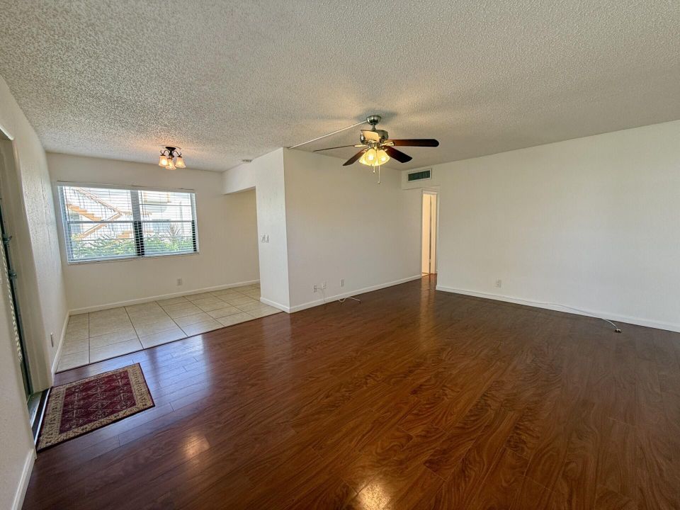 Под контрактом: $1,700 (2 спален, 1 ванн, 798 Квадратных фут)