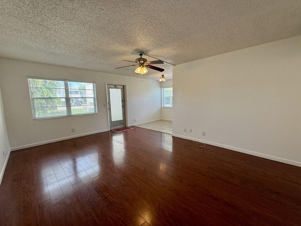 Под контрактом: $1,700 (2 спален, 1 ванн, 798 Квадратных фут)