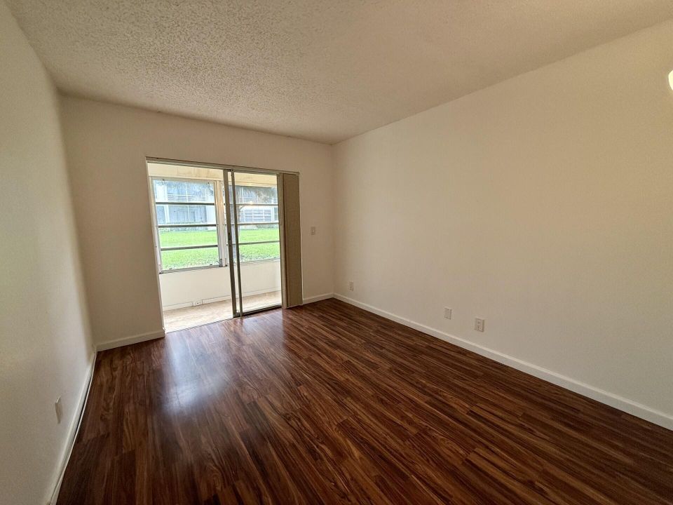 Под контрактом: $1,700 (2 спален, 1 ванн, 798 Квадратных фут)