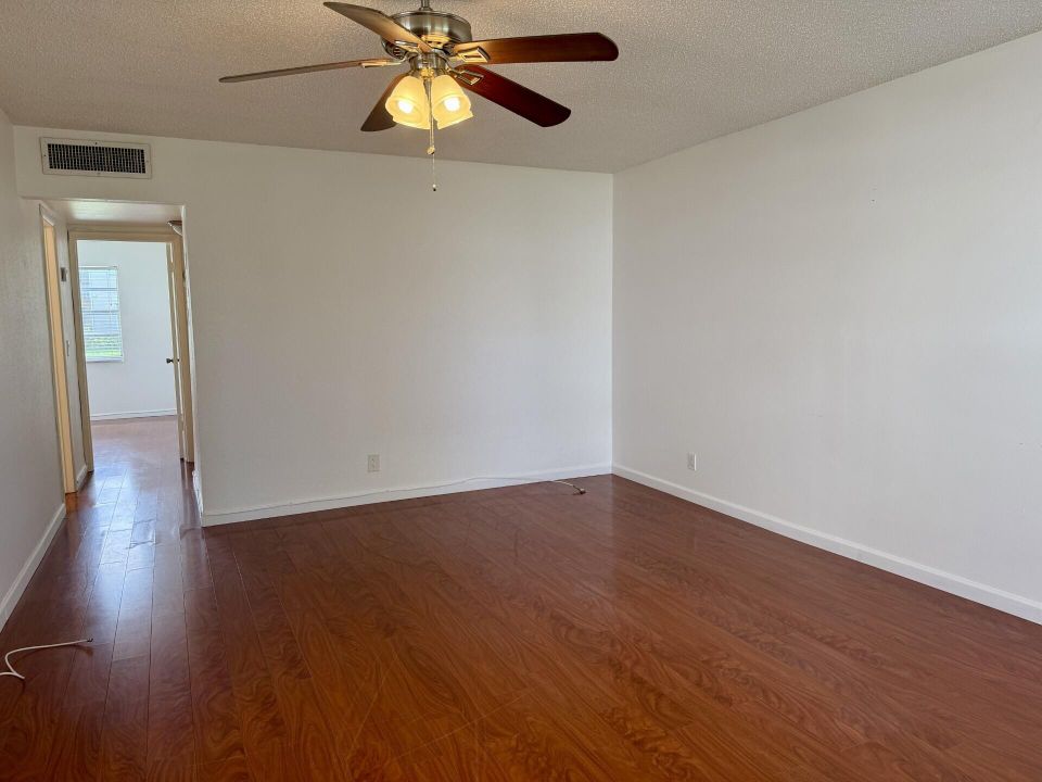 Под контрактом: $1,700 (2 спален, 1 ванн, 798 Квадратных фут)