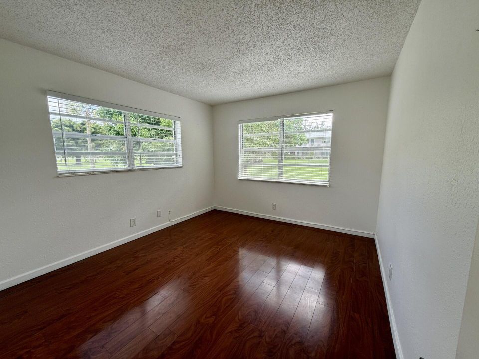 Под контрактом: $1,700 (2 спален, 1 ванн, 798 Квадратных фут)