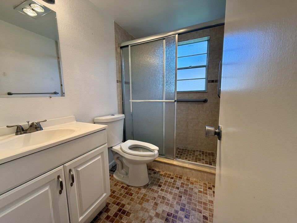 Под контрактом: $1,700 (2 спален, 1 ванн, 798 Квадратных фут)