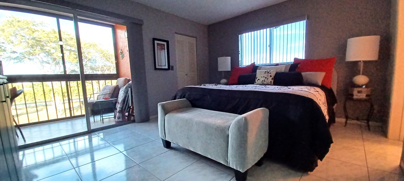 合同活跃: $127,500 (2 贝兹, 2 浴室, 1070 平方英尺)