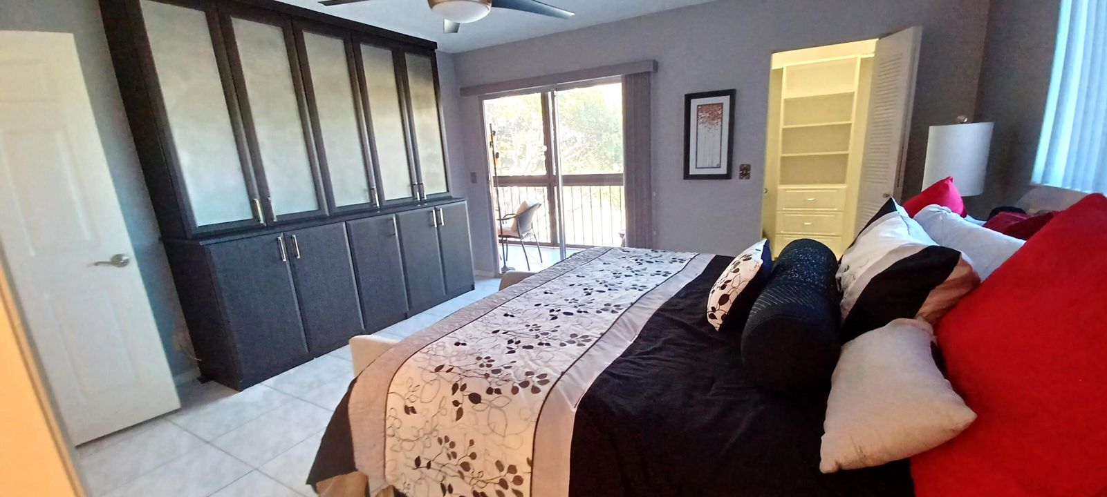 合同活跃: $127,500 (2 贝兹, 2 浴室, 1070 平方英尺)